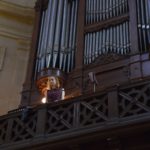 Hautboiste sur la tribune de l'orgue